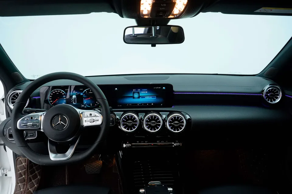 Mercedes-Benz Mercedes Benz A Class Mercedes-Benz A-Class 2022 facelift A 200 L sports sedan fashion version 2022 — миниатюра 3