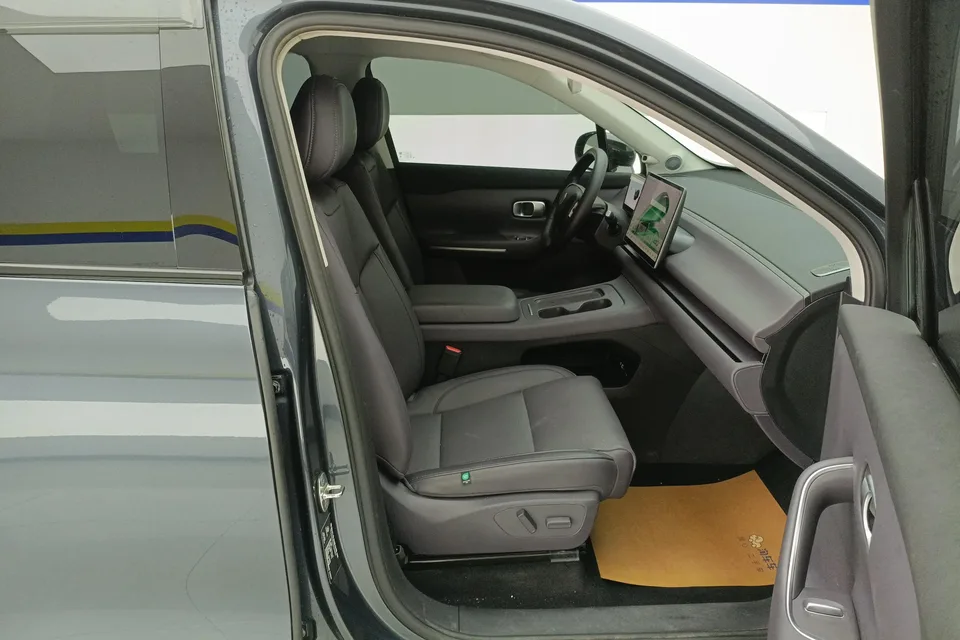 Leapmotor Zero running C10 Pure Electric 530 Comfort Edition 2025 — миниатюра 3