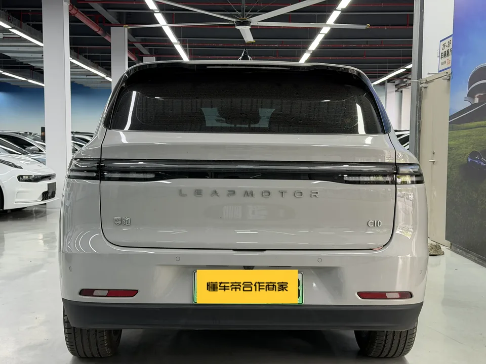 Leapmotor Zero running C10 Pure Electric 530 Comfort Edition 2024 — миниатюра 3