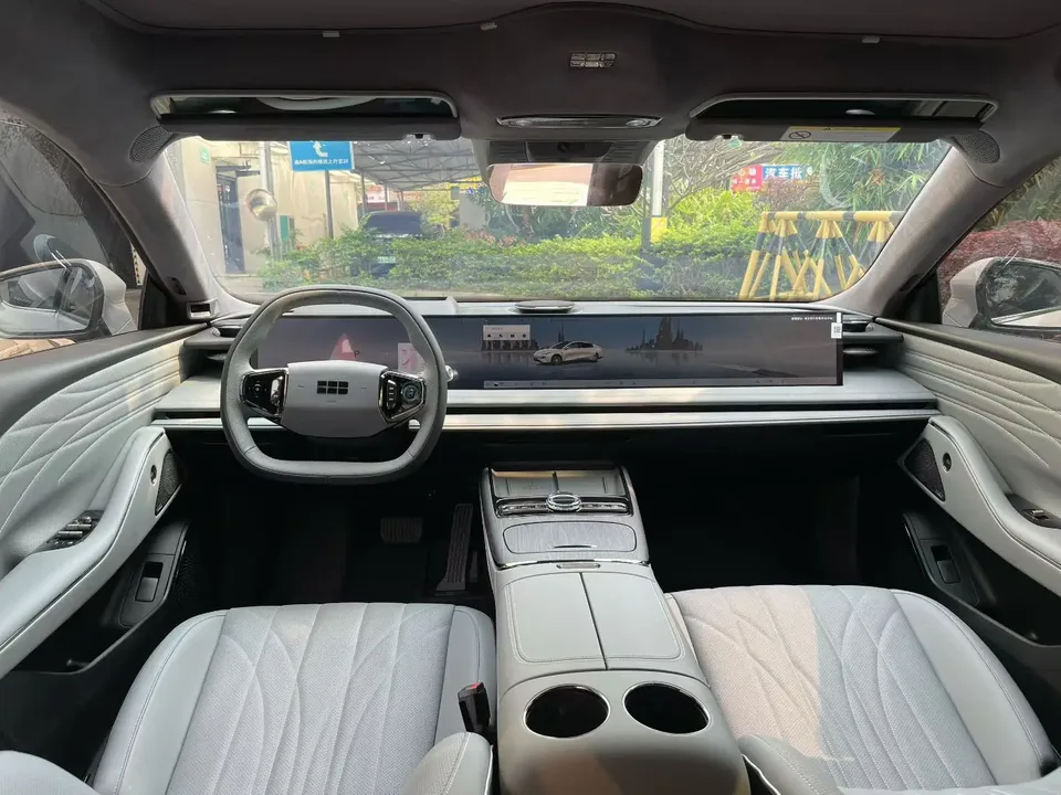 Geely Galaxy E8 700km Long-distance Intelligent Driving Edition 2025 — миниатюра 2