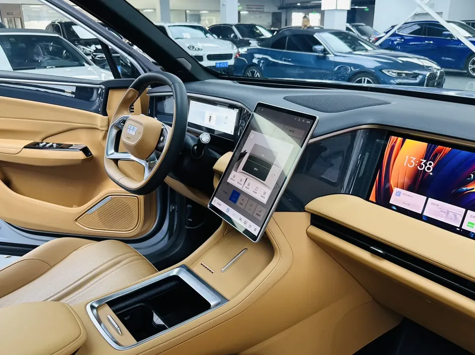 Geely Galaxy L7 1.5L EM-i 115km Exploration Edition 2025 — миниатюра 3