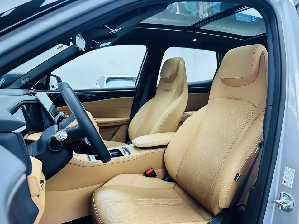 Geely Galaxy L7 1.5L EM-i 115km Exploration Edition 2025 — миниатюра 4