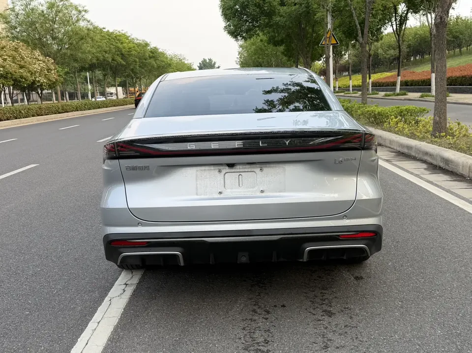 Geely Galaxy L6 1.5 EM-i DHT 140KM Starship Edition 2025 — миниатюра 2