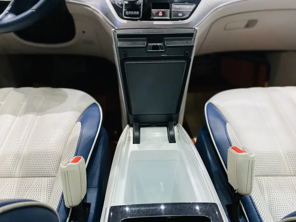 Roewe iMAX8 Roewe iMAX8 2022 400TGI Honor Edition 2022 — миниатюра 2