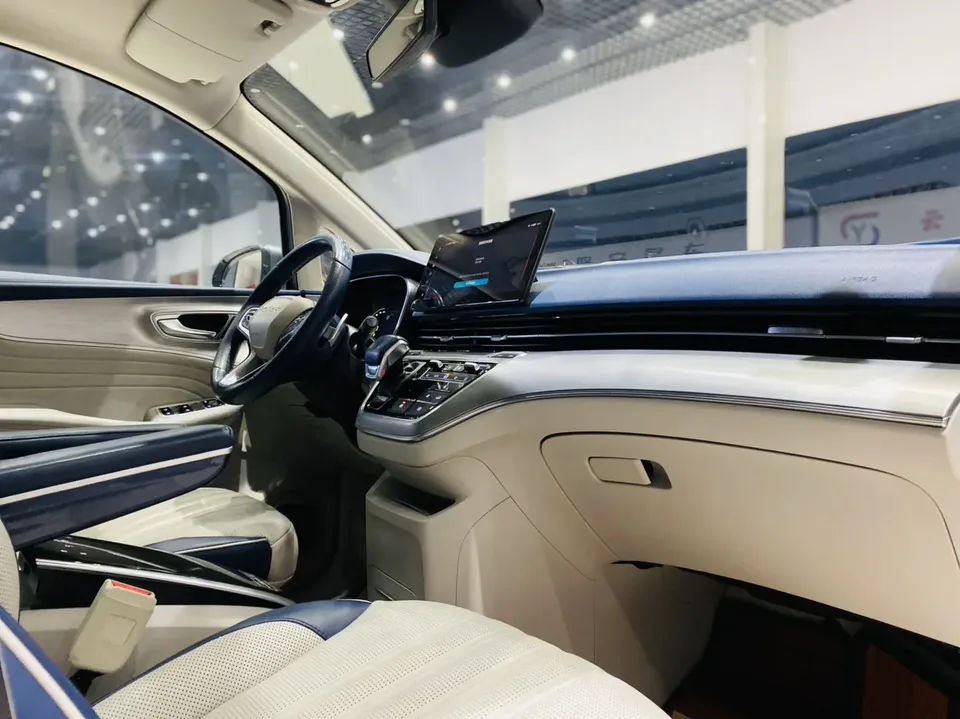 Roewe iMAX8 Roewe iMAX8 2022 400TGI Honor Edition 2022 — миниатюра 3