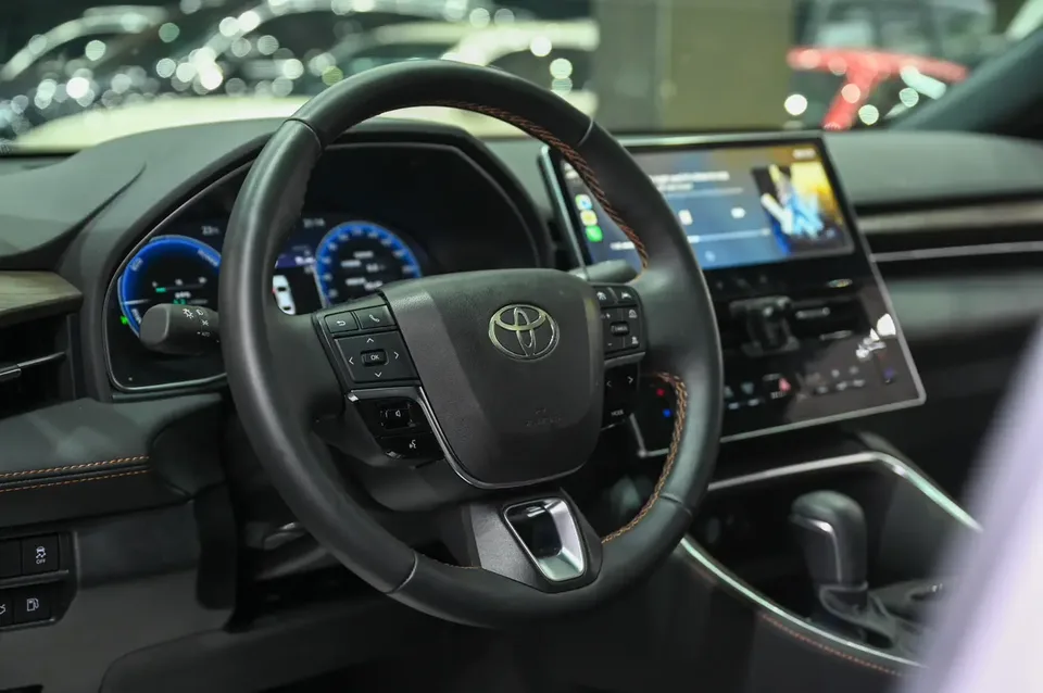 Toyota Avalon Intelligent Electric Hybrid 2.0L E-CVT Luxury Edition 2024 — миниатюра 3