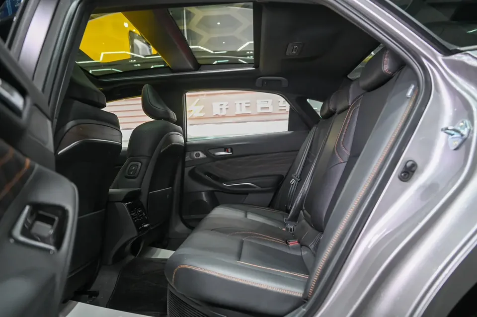 Toyota Avalon Intelligent Electric Hybrid 2.0L E-CVT Luxury Edition 2024 — миниатюра 4