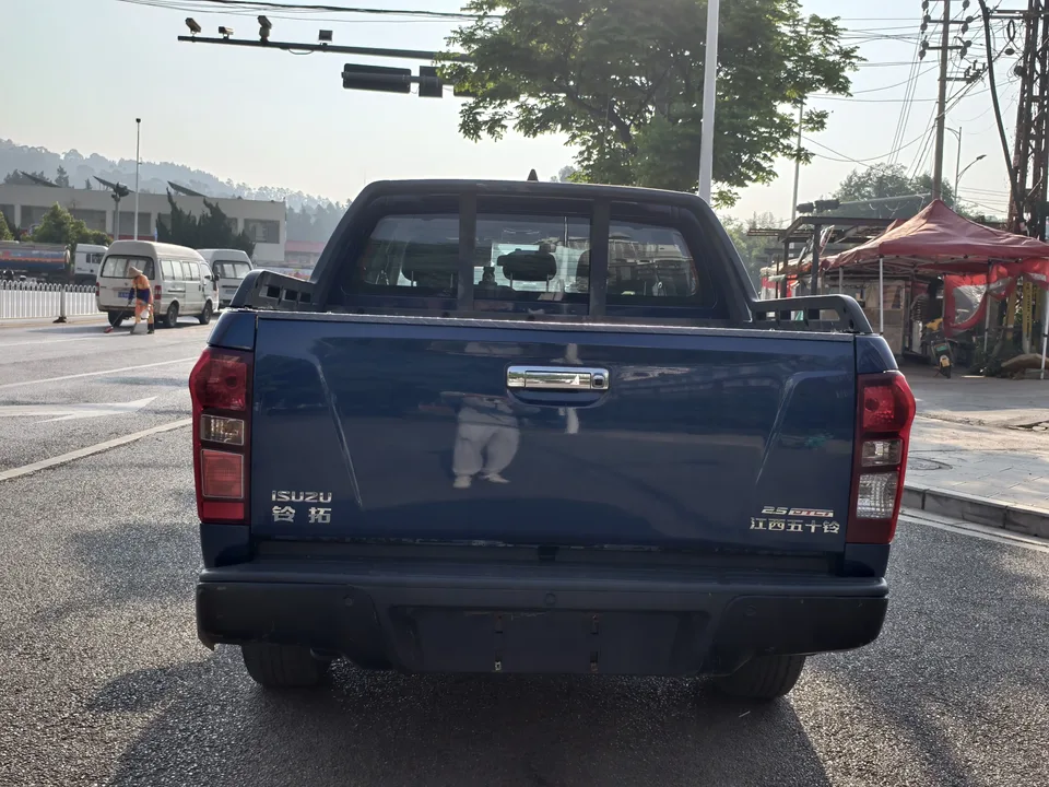 Isuzu Suzutaku 2.5T 4WD Automatic Super Deluxe Edition National VI JE4D25Q6A 2022 — миниатюра 2