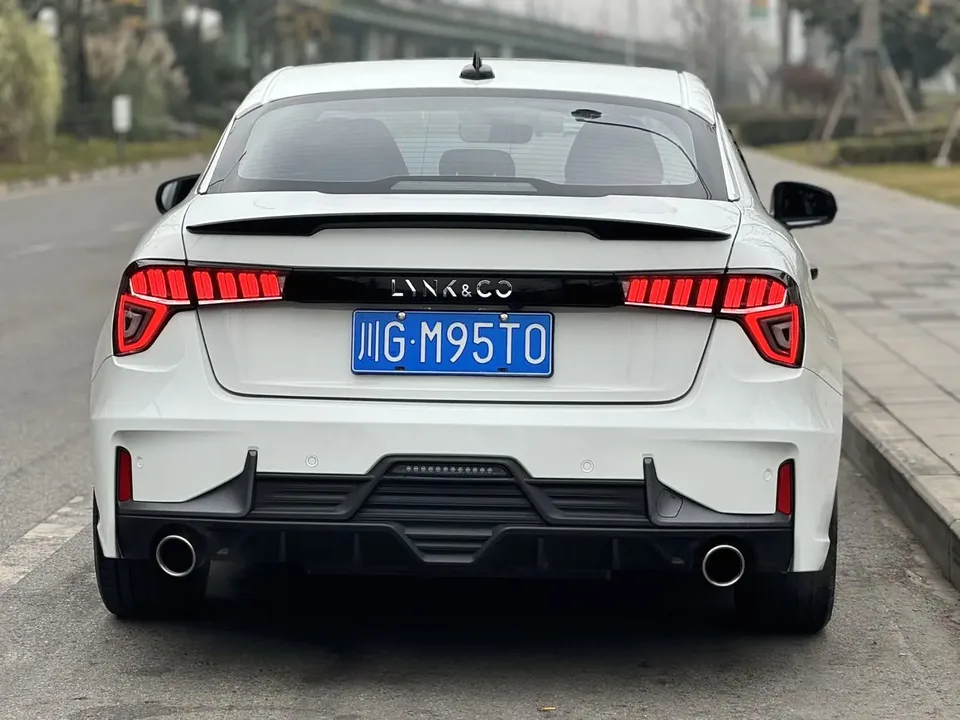 Lynk & Co 03 Lynk & Co 03 2022 2.0TD DCT Plus 2023 — миниатюра 2