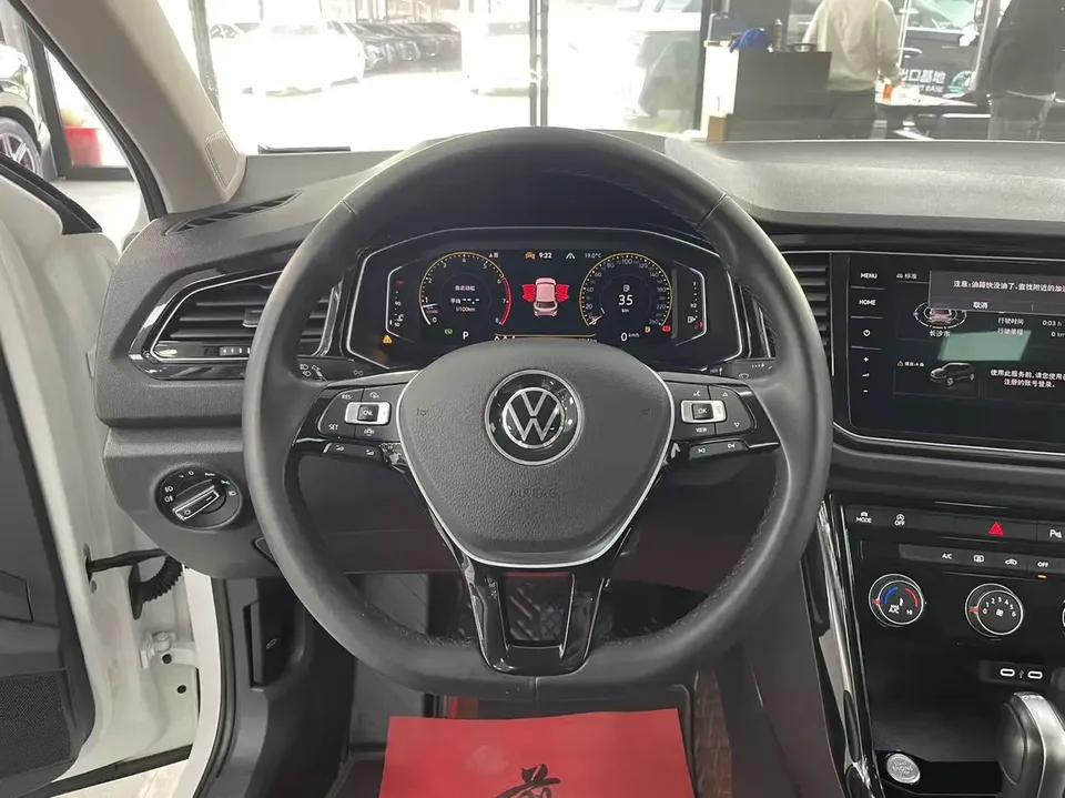 Volkswagen T-Roc 2020 Tange 280TSI DSG two-wheel drive comfort model 2022 — миниатюра 4