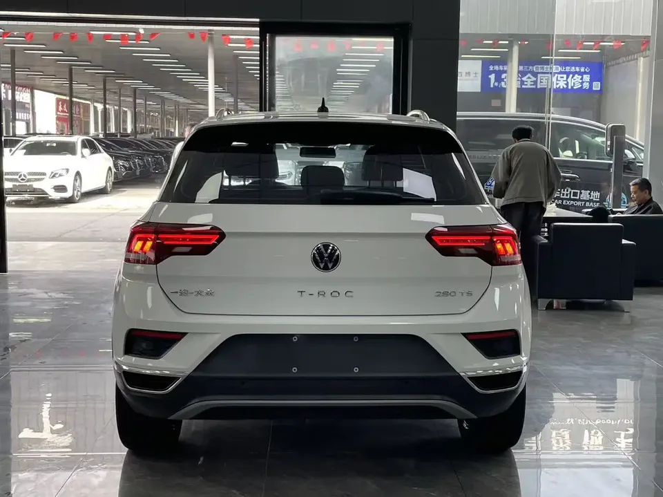 Volkswagen T-Roc 2020 Tange 280TSI DSG two-wheel drive comfort model 2022 — миниатюра 5