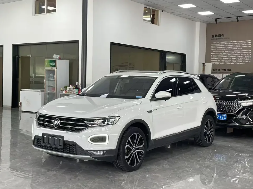Volkswagen T-Roc 2020 Tange 280TSI DSG two-wheel drive comfort model 2022 — фото 1, купить с доставкой в Москву