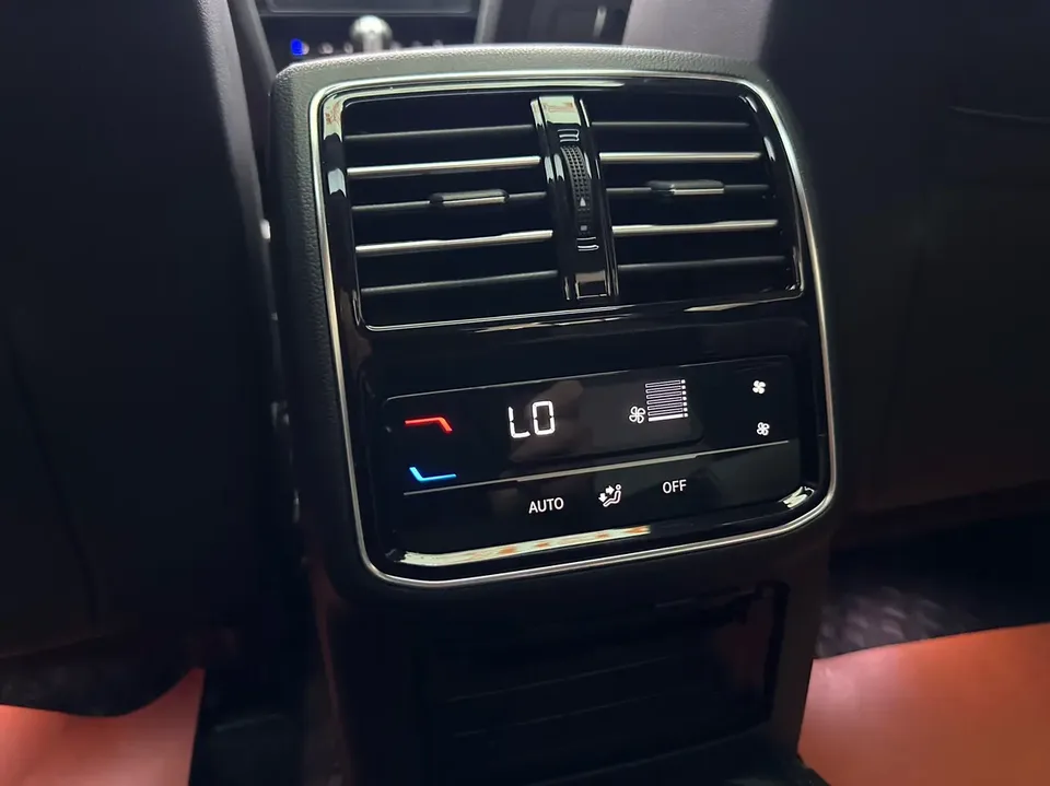 Volkswagen Magotan Magotan 2023 2 million commemorative edition 330TSI DSG luxury model 2022 — миниатюра 4
