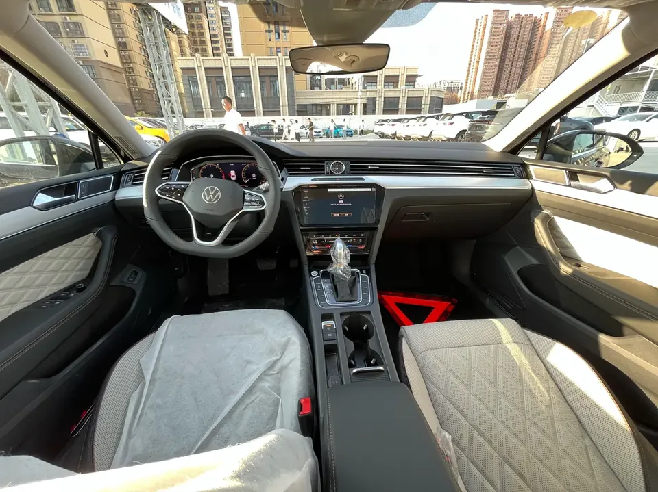 Volkswagen Magotan facelift model 330TSI DSG luxury model 2025 — миниатюра 3