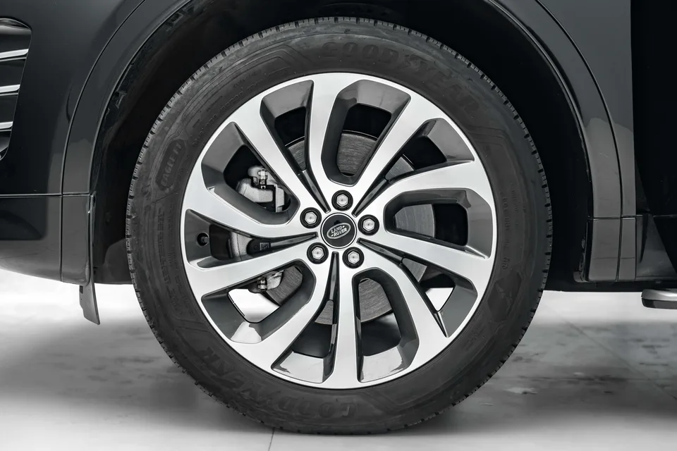 Land Rover Discover Sports Discovery Sport 2024 249PS R-Dynamic SE Performance Technology Edition 5-seater 2024 — миниатюра 4