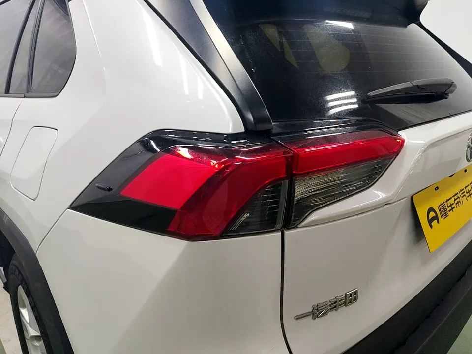 Toyota RAV4 2.0L CVT 2WD Urban Edition 2024 — миниатюра 4