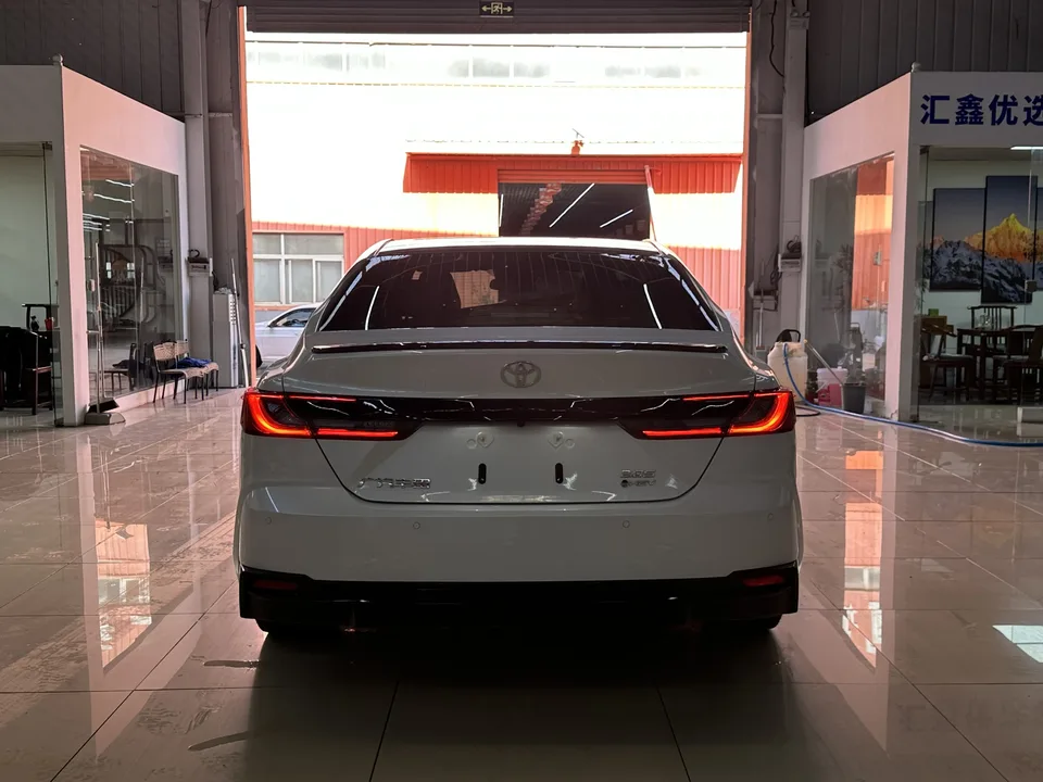 Toyota Camry Hybrid 2.0HS Sports Edition 2025 — миниатюра 2