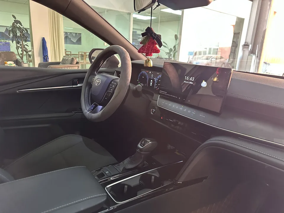 Toyota Camry Hybrid 2.0HS Sports Edition 2025 — миниатюра 4