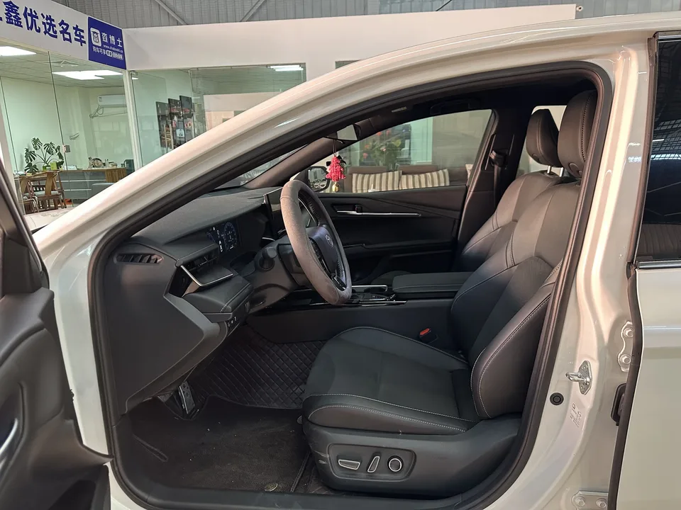 Toyota Camry Hybrid 2.0HS Sports Edition 2025 — миниатюра 5