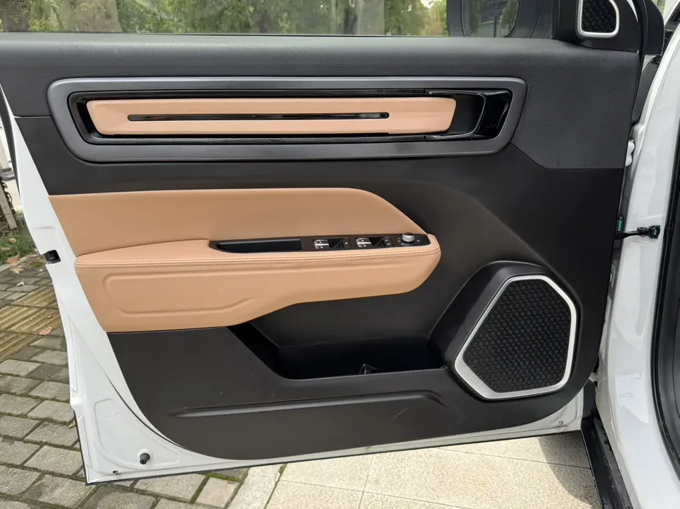 Geely ICON Geely ICON 2023 1.5TD Chocolate Edition 2022 — миниатюра 4