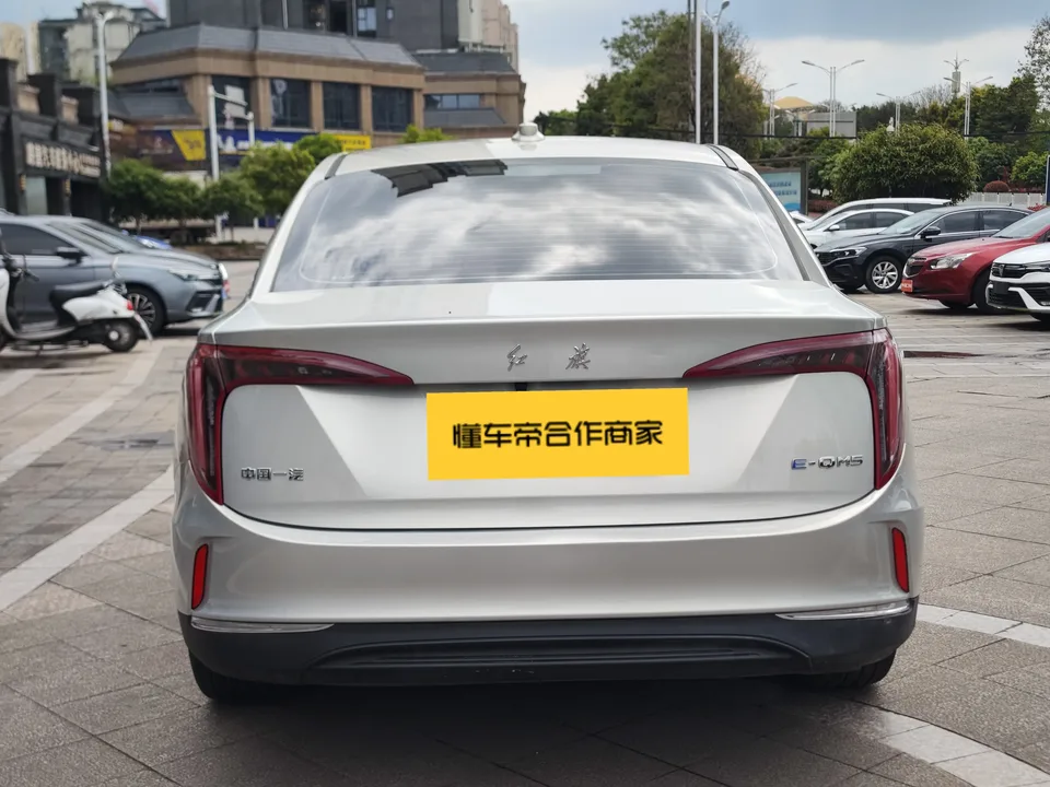 Hongqi E-QM5 charging 431km enjoyment version 5 seats 2023 — миниатюра 2