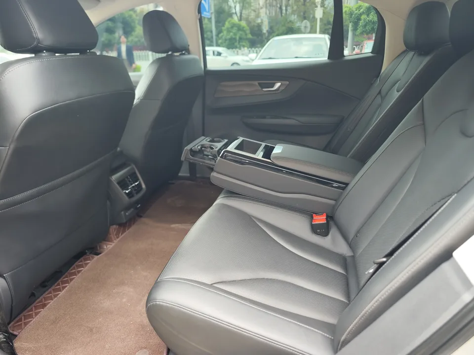 Hongqi E-QM5 charging 431km enjoyment version 5 seats 2023 — миниатюра 3