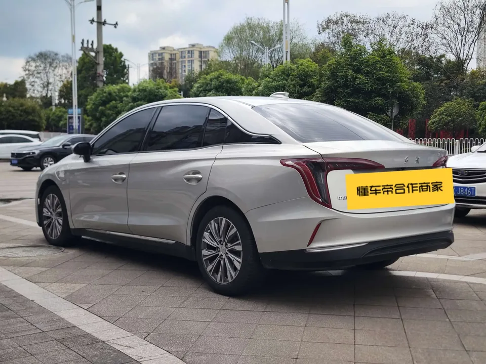 Hongqi E-QM5 charging 431km enjoyment version 5 seats 2023 — миниатюра 4