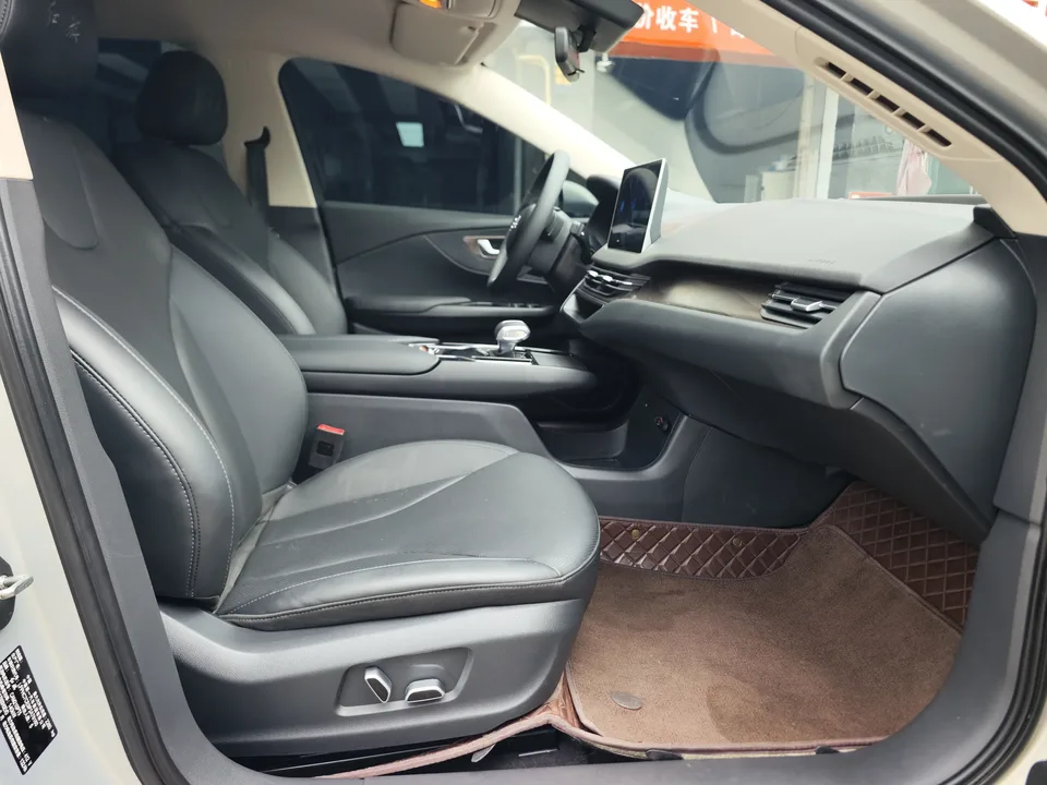 Hongqi E-QM5 charging 431km enjoyment version 5 seats 2023 — миниатюра 5