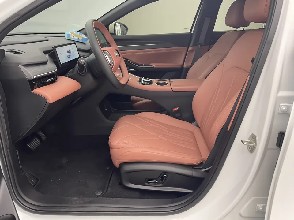 Geely Galaxy L6 1.5 EM-i DHT 140KM Exploration+ Edition 2025 — миниатюра 3