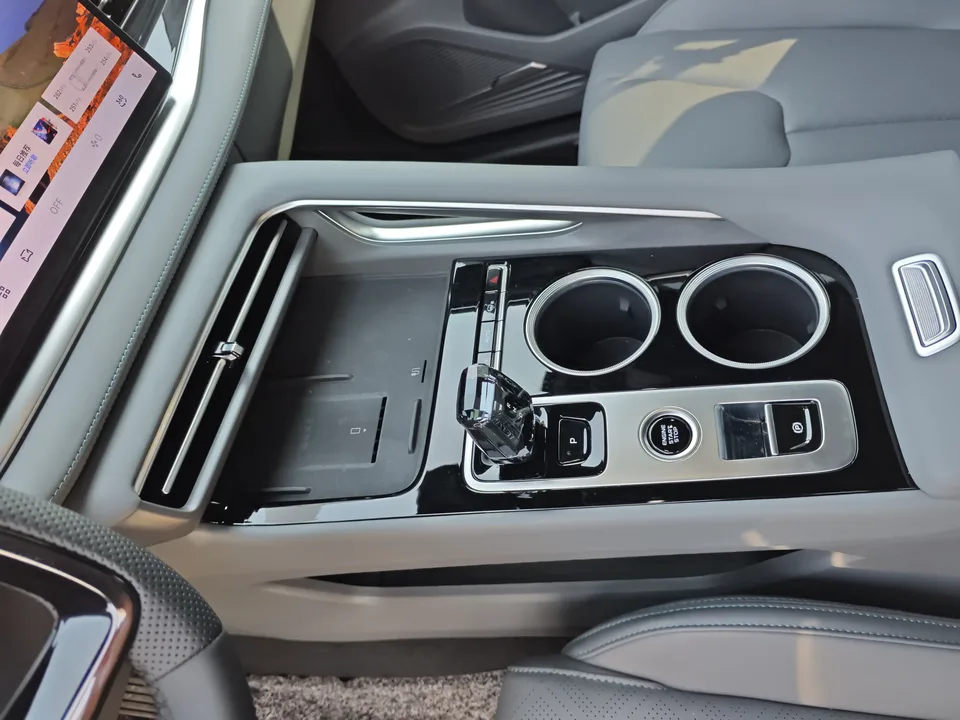 Geely Atlas Boyue 2026 1.5TD beautiful 2026 — миниатюра 3