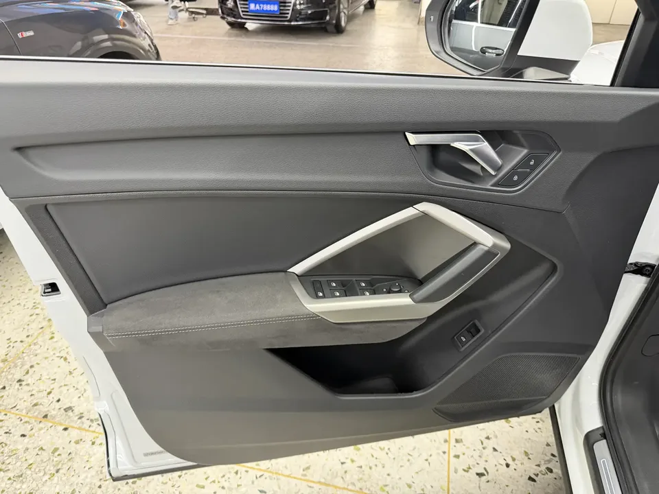 Audi Q3 Audi Q3 2022 35 TFSI Fashionable and Dynamic 2023 — миниатюра 3