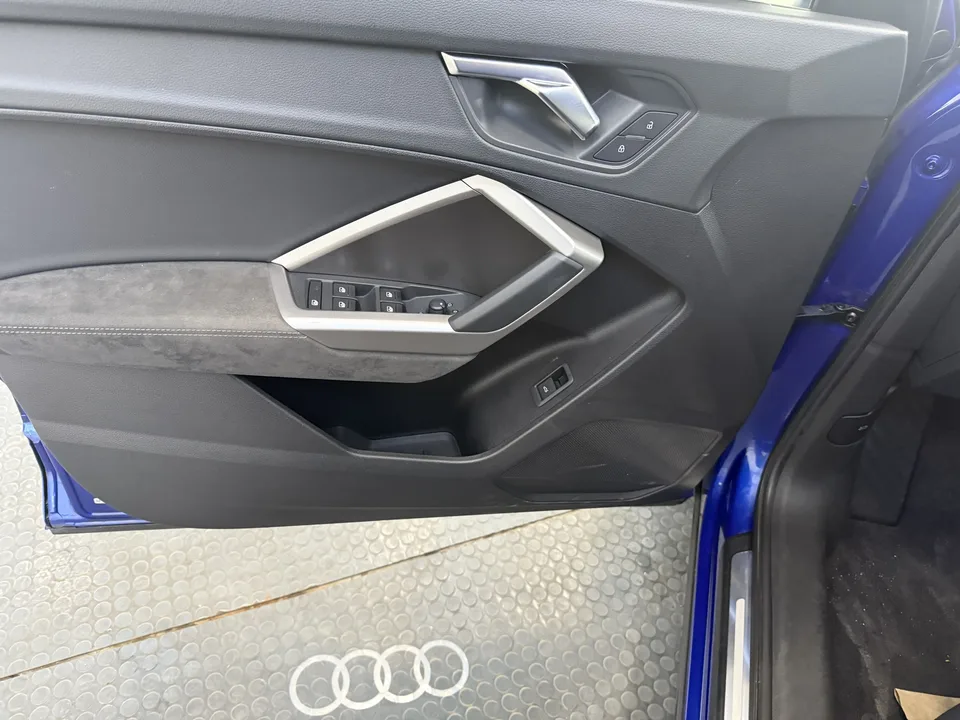 Audi Q3 Audi Q3 2022 35 TFSI aggressive and dynamic model 2022 — миниатюра 3