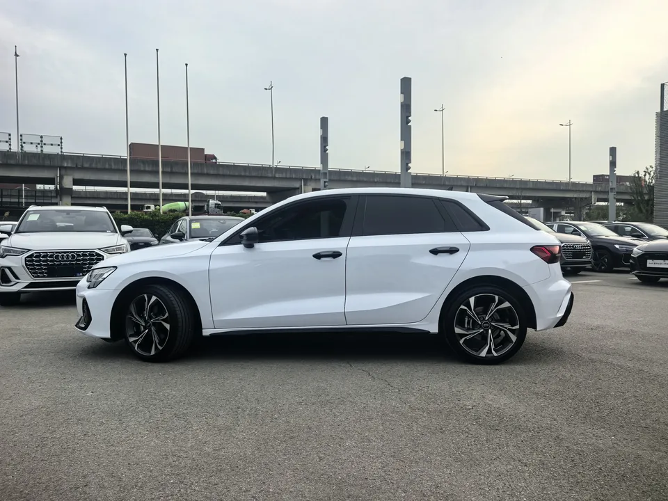 Audi A3 Audi A3 2025 Sportback 35 TFSI Flying Spur Premium Edition 2024 — миниатюра 4