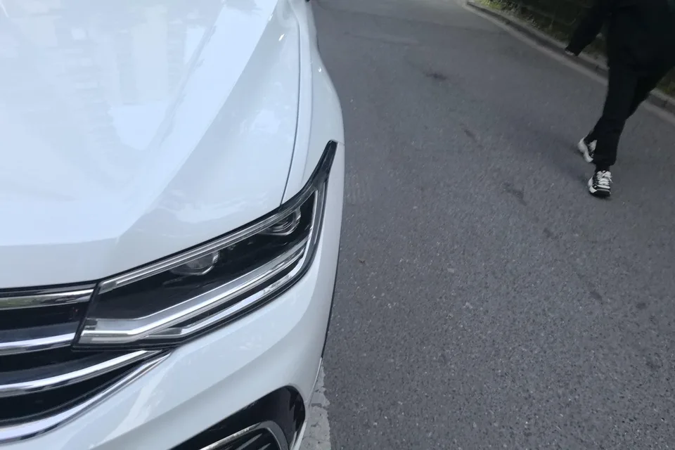 Volkswagen Tiguan L Tiguan L 2023 330TSI 2WD R-Line Enjoy Edition 2022 — миниатюра 4