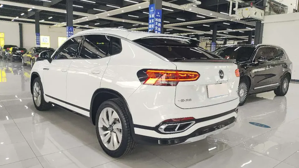 Volkswagen Tayron X 330TSI 2WD Premium Intelligent Edition 2022 — миниатюра 4