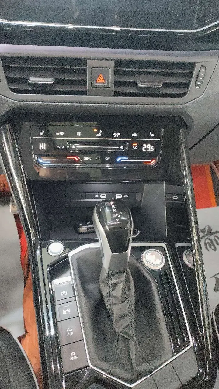 Volkswagen Tayron X 330TSI 2WD Premium Intelligent Edition 2022 — миниатюра 5