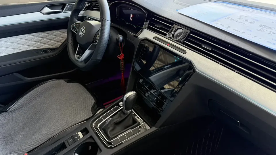 Volkswagen Magotan Magotan 2023 2 million commemorative edition 330TSI DSG luxury model 2023 — миниатюра 2