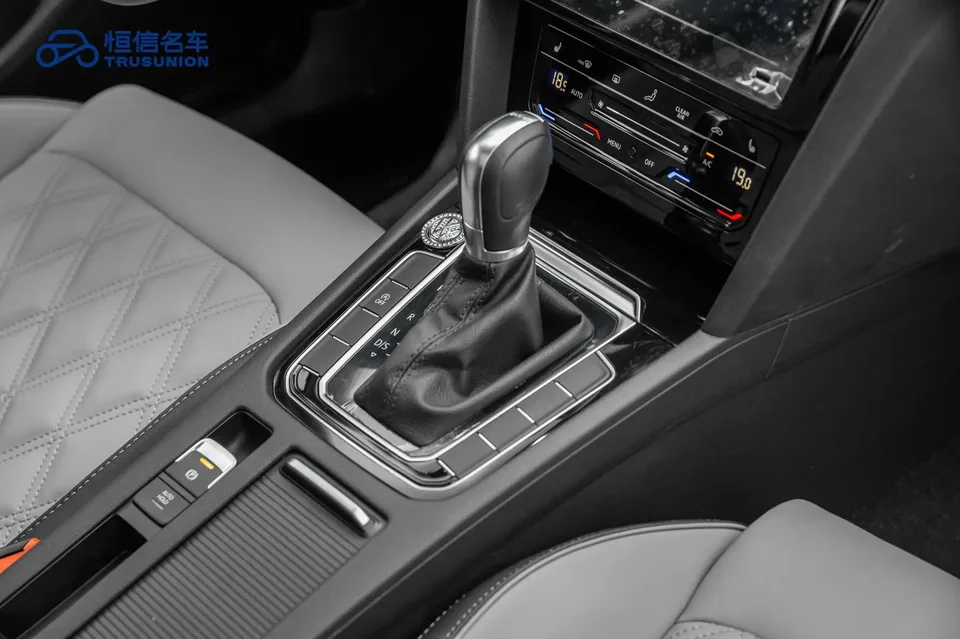 Volkswagen Magotan Magotan 2023 2 million commemorative edition 330TSI DSG leading model 2024 — миниатюра 5
