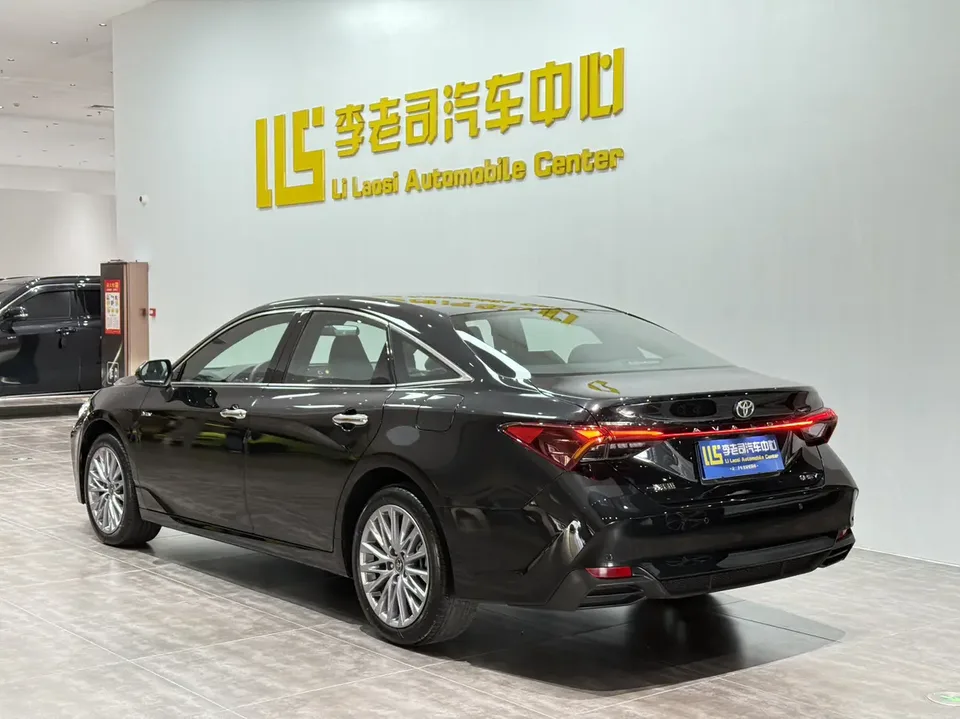 Toyota Avalon Intelligent Electric Hybrid 2.0L E-CVT Luxury Edition 2026 — миниатюра 2