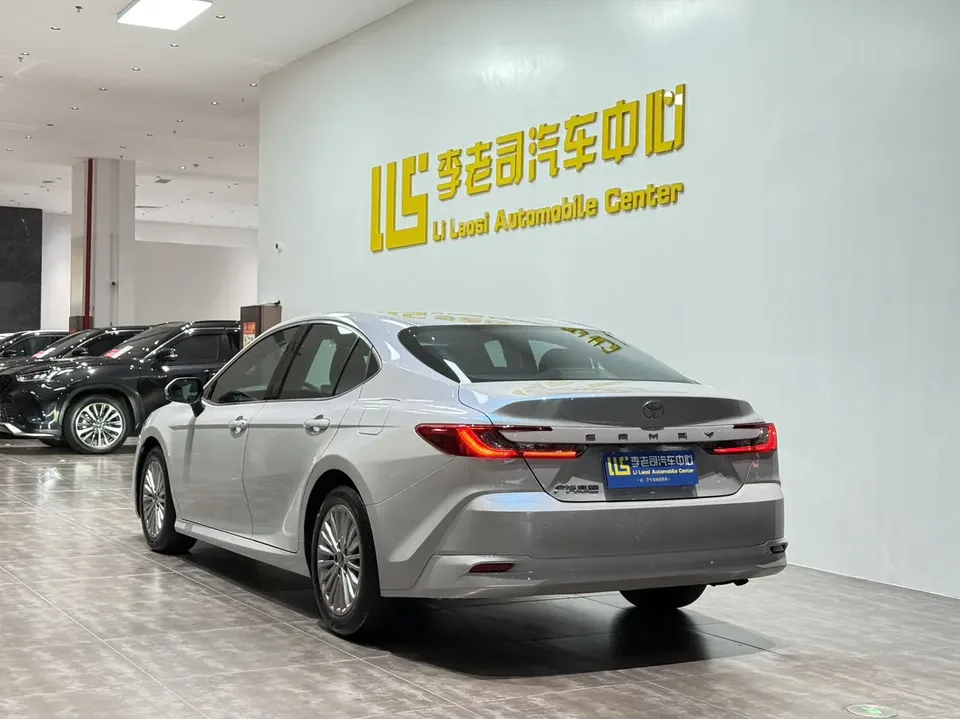Toyota Camry 2.0E Elite Edition 2025 — миниатюра 2