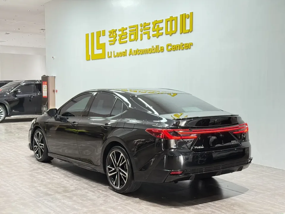Toyota Camry Hybrid 2.0HS Sports Edition 2025 — миниатюра 2