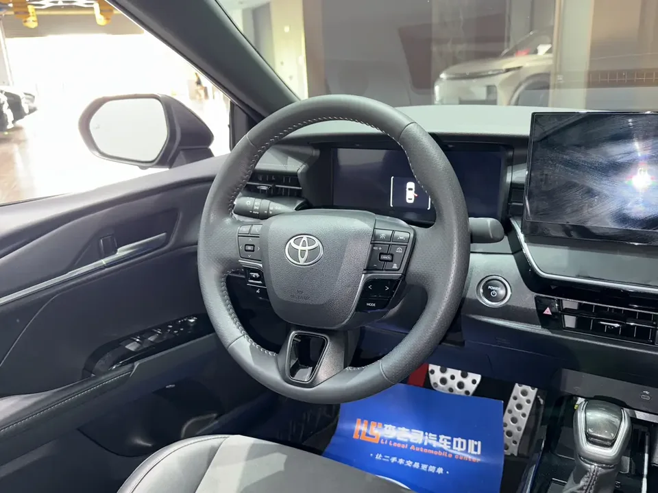 Toyota Camry Hybrid 2.0HS Sports Edition 2025 — миниатюра 5
