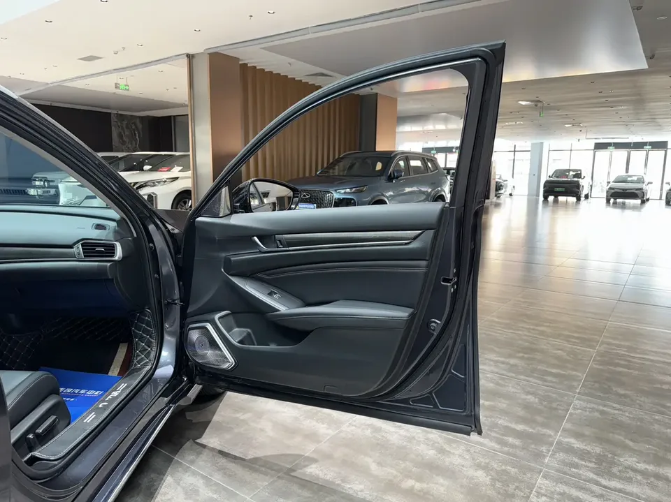 Honda Accord 2022 Accord 260TURBO Fantasy Night Premium Edition 2023 — миниатюра 4