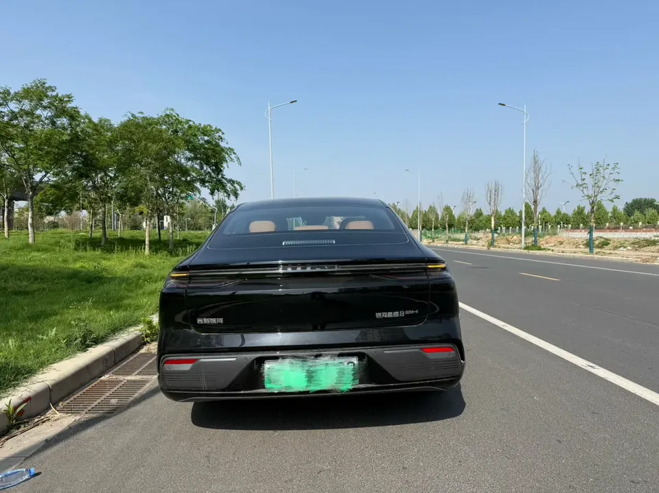 Geely Galaxy Star 8 PHEV 130km EM-i Premium Edition 2025 — миниатюра 2