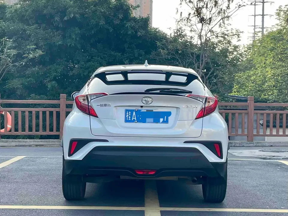 Toyota C-HR Hybrid 2.0L Sports SPORT Edition 2023 — миниатюра 2