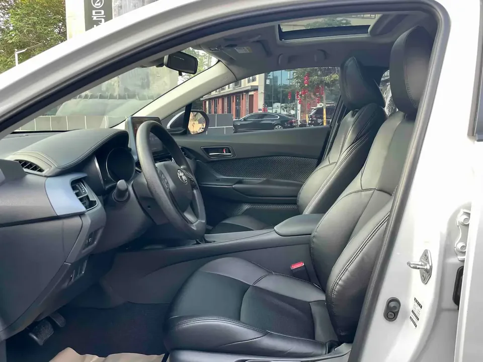 Toyota C-HR Hybrid 2.0L Sports SPORT Edition 2023 — миниатюра 5