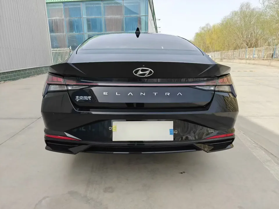 Hyundai Elantra 1.5L CVT LUX Premium Edition 2023 — миниатюра 2