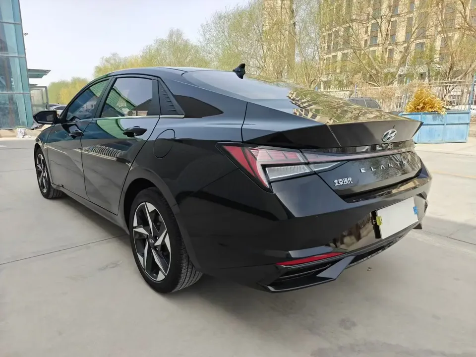 Hyundai Elantra 1.5L CVT LUX Premium Edition 2023 — миниатюра 4
