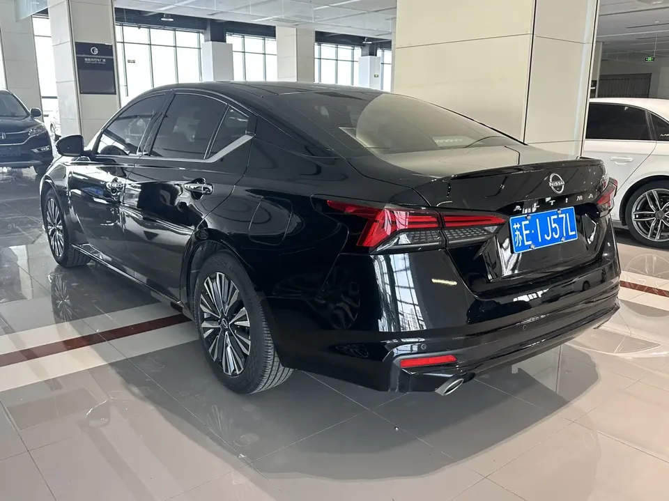 Nissan Altima 2.0L XL-Upr Premium Edition 2023 — миниатюра 4