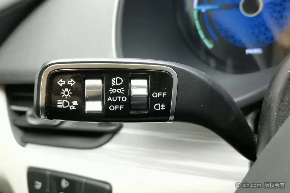 Hongqi E-QM5 Hongqi E-QM5 2023 620KM PLUS Edition 2023 — миниатюра 3
